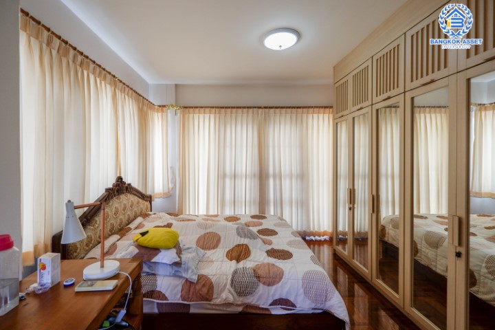 *****บ้านเดี่ยวมือสอง ม.อาภา1 ราชพฤกษ์ เนื้อที่ 53.1 ตร.ว. ฟังก์ชัน 3 ห้องนอน 3 ห้องน้ำ 2 ที่จอดรถ พื้นที่ใช้สอย 190 ตร.ม. การเดินทางสะดวก เชื่อมต่อถนนราชพฤกษ์, ถนนจรัญสนิทวงศ์, วงเวียนพระราม5 ใกล้รถไฟฟ้าสายสีแดง "สถานีตลิ่งชัน" และจุดขึ้นทางด่วน "ศรีรัช"